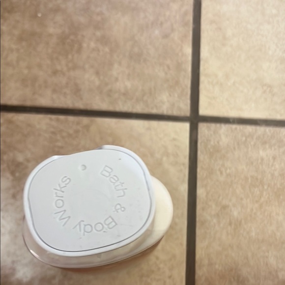 Bath & Body Works Cream and Gold Moisturizer - Picture 4 of 4